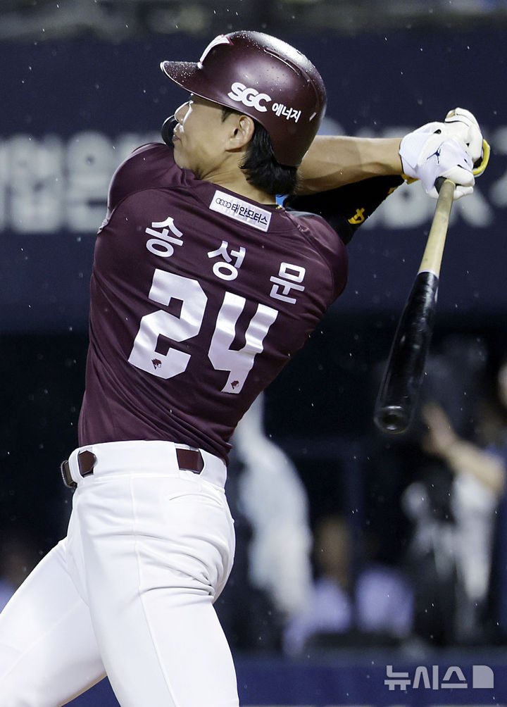 [서울=뉴시스] 최동준 기자 = 11일 서울 잠실야구장에서 열린 2024 KBO 리그 키움 히어로즈 대 LG 트윈스의 경기, 8회초 2사 만루 상황 키움 송성문이 3타점 적시타를 치고 있다. 2024.09.11. photocdj@newsis.com