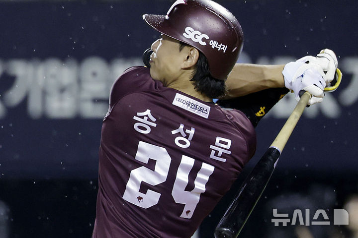 [서울=뉴시스] 최동준 기자 = 11일 서울 잠실야구장에서 열린 2024 KBO 리그 키움 히어로즈 대 LG 트윈스의 경기, 8회초 2사 만루 상황 키움 송성문이 3타점 적시타를 치고 있다. 2024.09.11. photocdj@newsis.com