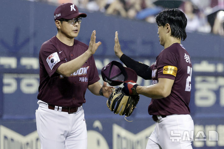 [서울=뉴시스] 최동준 기자 = 11일 서울 잠실야구장에서 열린 2024 KBO 리그 키움 히어로즈 대 LG 트윈스의 경기, 9-5로 승리한 키움 홍원기 감독이 송성문과 하이파이브하고 있다. 2024.09.11. photocdj@newsis.com