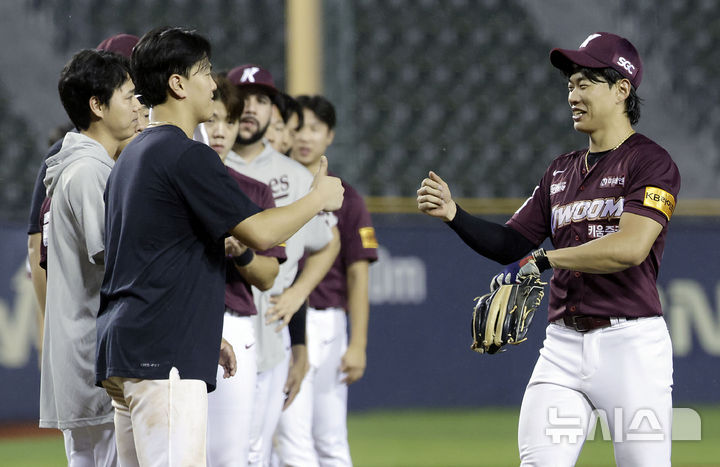 [서울=뉴시스] 최동준 기자 = 11일 서울 잠실야구장에서 열린 2024 KBO 리그 키움 히어로즈 대 LG 트윈스의 경기, 9-5로 승리한 키움 송성문이 선수들과 하이파이브하고 있다. 2024.09.11. photocdj@newsis.com