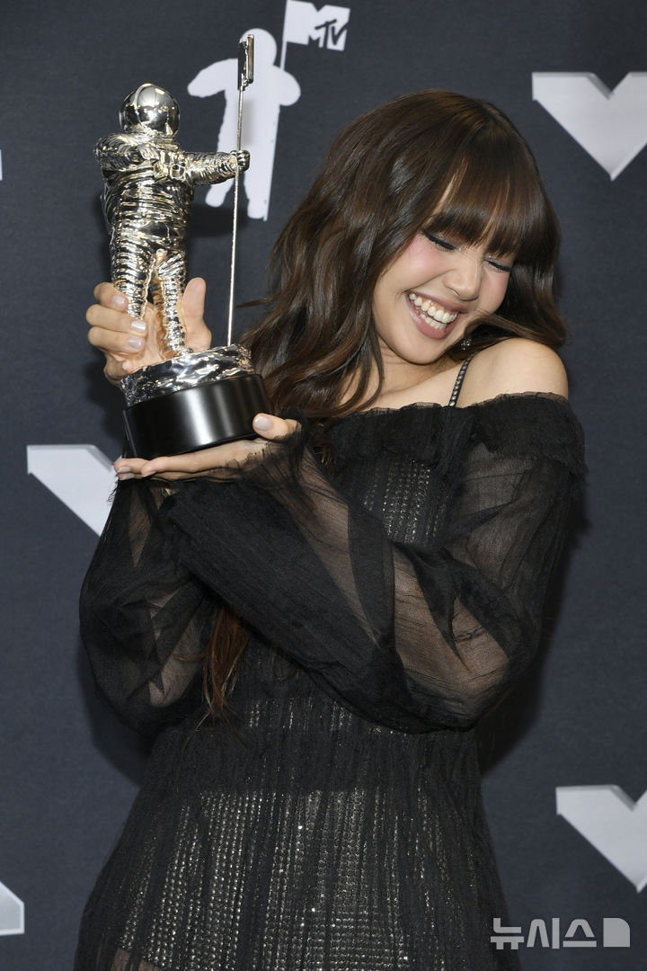 블랙핑크 리사, 美 'MTV VMA' 베스트 K팝 수상…2022년 이어 두 번째