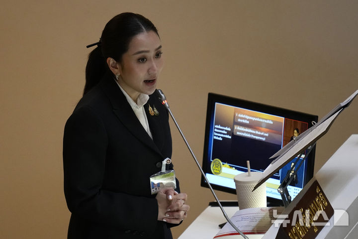 [방콕=AP/뉴시스] 패통탄 친나왓 태국 총리가 12일 의회에서 발언하고 있다. 2024.09.24.