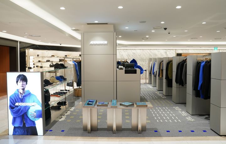 [서울=뉴시스] 롯데면세점이 국내외에서 큰 인기를 끌고 있는 '아더에러(ADERERROR)'의 오프라인 스토어를 명동본점 10층에 단독 오픈했다고 12일 밝혔다. (사진=롯데면세점 제공) *재판매 및 DB 금지