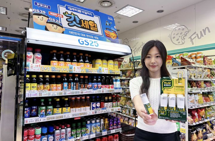 GS25에서 모델이 이중제형 '위앤당 올케어샷'을 들고 있다.(사진=GS25 제공) *재판매 및 DB 금지