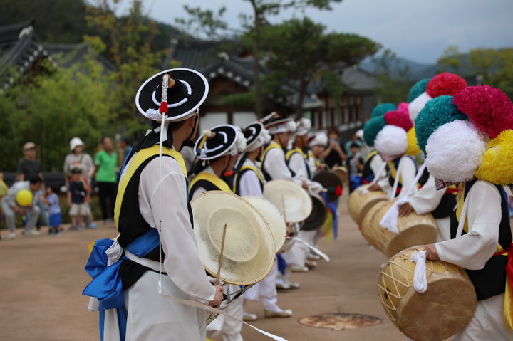 영주 선비촌에서 풍물 공연이 진행되고 있다. (사진=영주시 제공) *재판매 및 DB 금지