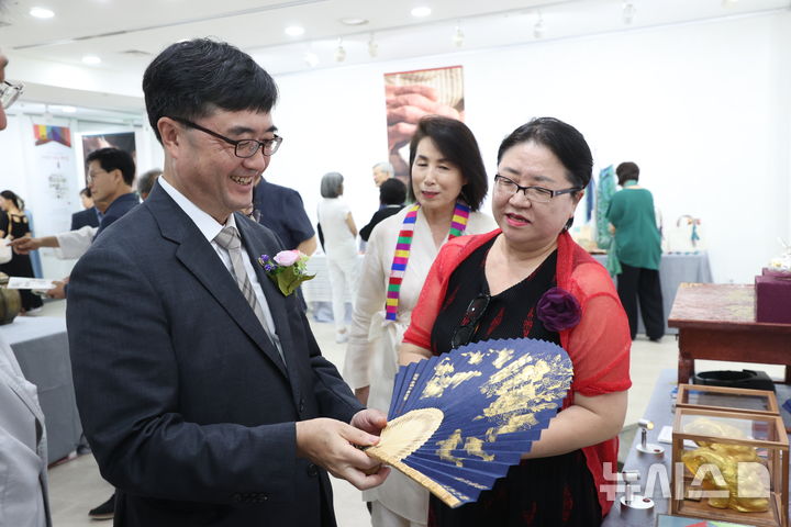 [대전=뉴시스] 임기근 조달청장(왼쪽)이 11일 서울 인사동 한국미술관에서 열리는 '정부조달문화상품 추석맞이 인사동 여행展'을 찾아 장인이 직접 제작한 전통문화상품을 살펴보고 있다.(사진=조달청 제공)