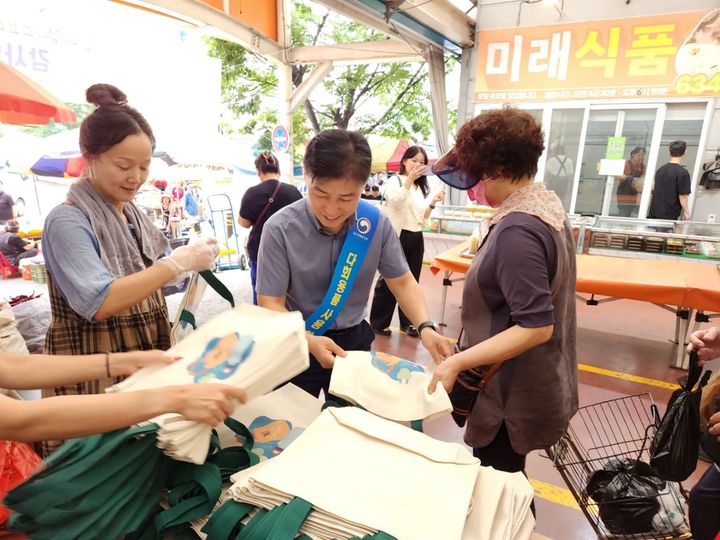 [대구=뉴시스] 대구지방환경청은 달성군 화원시장에서 일회용품 없는 친환경 장보기 캠페인을 펼쳤다. (사진=대구지방환경청 제공) 2024.09.12. photo@newsis.com *재판매 및 DB 금지