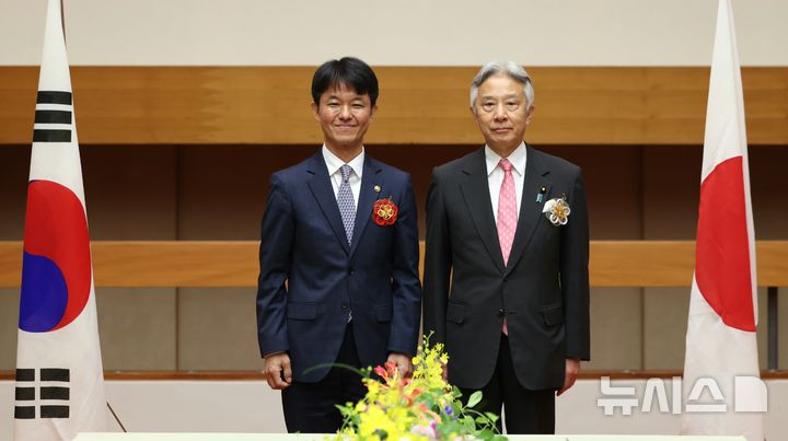 [서울=뉴시스] 왼쪽 용호성 문화체육관광부 1차관, 오른쪽 모리야마 마사히토 일본 문부과학성 대신. (사진=문체부 제공) photo@newsis.com *재판매 및 DB 금지