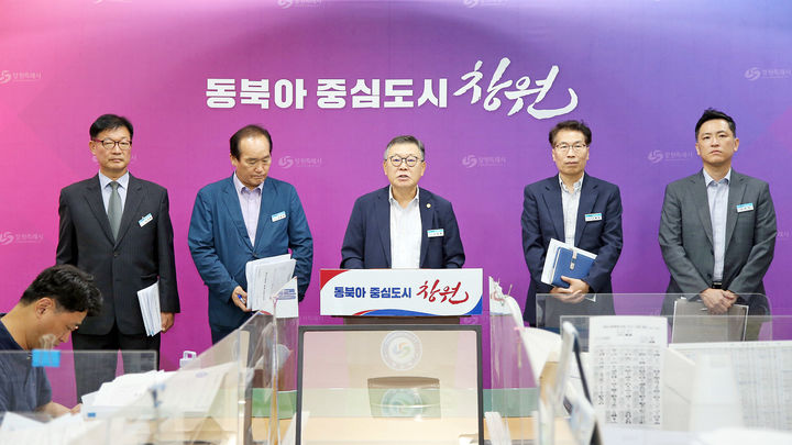 [창원=뉴시스] 강경국 기자 = 이정환 경남 창원산업진흥원장이 12일 창원시청 프레스센터에서 진해 공공임대형 지식산업센터 입주 진행 상황에 대해 브리핑을 하고 있다. (사진=창원시청 제공). 2024.09.12. photo@newsis.com *재판매 및 DB 금지