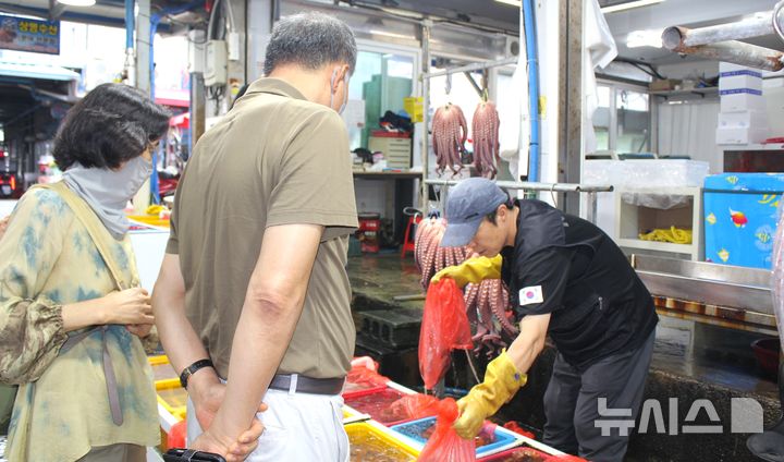 [포항=뉴시스] 송종욱 기자 = 포항죽도시장 문어 판매 모습. 2024.09.12. sjw@newsis.com