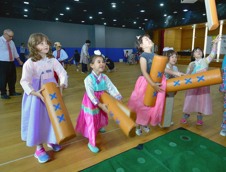 [울산=뉴시스] 울산 현대외국인학교가 12일 '추석맞이 한국문화 체험행사'를 개최한 가운데 외국 어린이들이 윷놀이를 하며 즐거운 시간을 보내고 있다. (사진=현대외국인학교 제공) 2024.09.12. photo@newsis.com *재판매 및 DB 금지