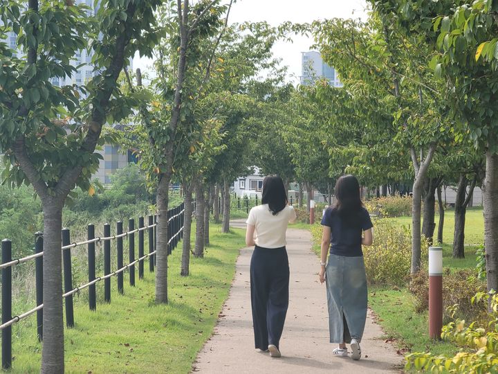 [대구=뉴시스] 이상제 기자 = 12일 대구 동구 각산동 나불지를 찾은 시민들이 산책을 즐기고 있다. 2024.09.12. king@newsis.com  *재판매 및 DB 금지