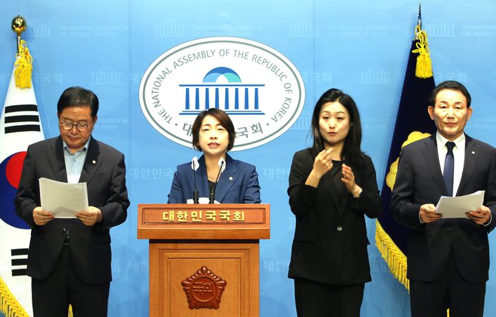 [대전=뉴시스] 조명휘 기자 = 황정아(더불어민주당·대전 유성구을), 장종태(왼쪽·대전 서구갑), 박용갑(오른쪽·대전 중구)의원이 12일 국회 소통관에서 우주항공청 연구개발본부 대전 신설을 촉구하는 기자회견을 열고 있다. (사진= 황정아 의원실 제공) 2024.09.12. photo@newsis.com *재판매 및 DB 금지