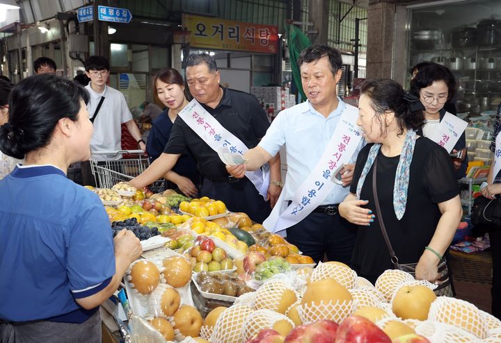 12일 추석맞이 전통시장 장보기  행사에 나선 이학수 정읍시장(오른쪽 두번째)이 샘고을시장에서 온누리상품권으로 과일을 구매하고 있다. *재판매 및 DB 금지