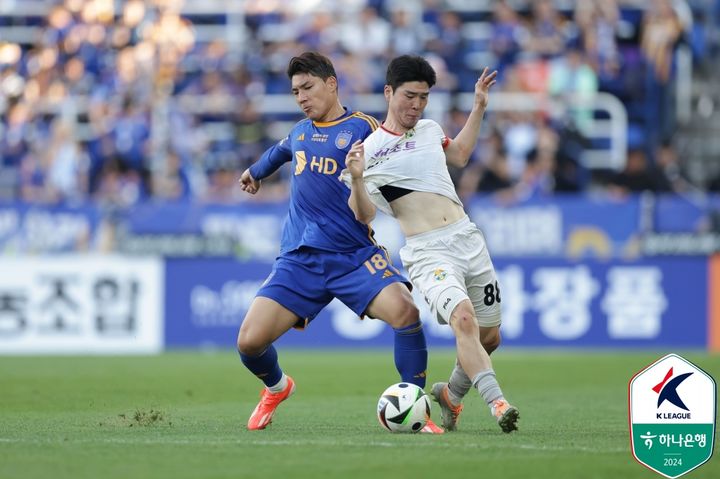 [서울=뉴시스] 프로축구 K리그1 울산 HD의 주민규(왼쪽), 강원FC의 황문기. (사진=한국프로축구연맹 제공) *재판매 및 DB 금지