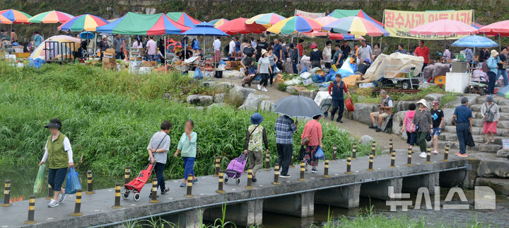 [전주=뉴시스] 김얼 기자 = 추석 연휴를 앞둔 12일 전북 전주시 전주남부시장 인근 도깨비시장을 찾은 시민들로 장내가 북적이고 있다. 도깨비시장은 일반 전통시장과 다르게 이른 새벽부터 5~6시간 동안 장이 들어서는 모습을 보여 도깨비처럼 반짝 나타났다가 사라진다고 해서 붙은 이름이다. 2024.09.12. pmkeul@newsis.com