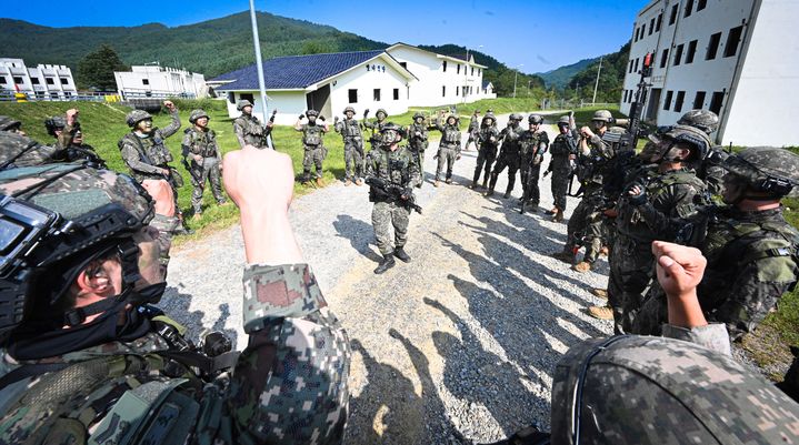 [서울=뉴시스] 육군은 지난 9일부터 13일까지 강원도 인제 육군 과학화전투훈련단에서 제2회 국제 과학화전투 경연대회를 실시한다.이번 대회에는 한국군과 외국군 4개 팀(미국·호주·우즈베키스탄·캄보디아) 등 총 13개 팀 500여 명의 장병이 참가했다. 한국군(17사단) 장병이 도시지역전투 시작 직전 결의를 다지기 위해 파이팅을 외치고 있다. (사진=육군 제공) 2024.09.12. photo@newsis.com *재판매 및 DB 금지