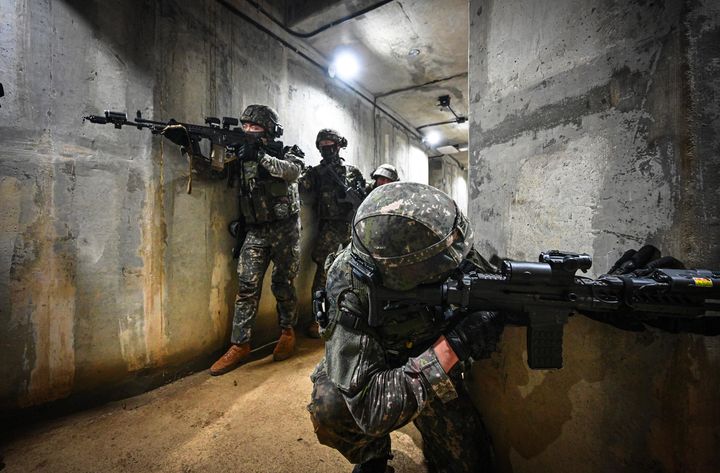 [서울=뉴시스] 육군은 지난 9일부터 13일까지 강원도 인제 육군 과학화전투훈련단에서 제2회 국제 과학화전투 경연대회를 실시한다.이번 대회에는 한국군과 외국군 4개 팀(미국·호주·우즈베키스탄·캄보디아) 등 총 13개 팀 500여 명의 장병이 참가했다. 한국군(과훈단 전문대항군연대) 장병이 갱도지역 전투에서 목표지점을 확보하기 위해 기동하고 있다. (사진=육군 제공) 2024.09.12. photo@newsis.com *재판매 및 DB 금지