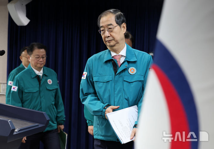 [서울=뉴시스] 배훈식 기자 = 한덕수 국무총리가 12일 오전 서울 종로구 정부서울청사에서 열린 관계부처 합동 응급의료 종합상황 브리핑에 참석하고 있다. 2024.09.12. dahora83@newsis.com