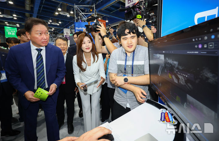 [서울=뉴시스] 황준선 기자 = 대한상공회의소가 오는 25~26일 서울 삼성동 코엑스에서 '제2회 대한민국 사회적가치 페스타'를 연다고 13일 밝혔다. 최태원 대한상공회의소 회장이 지난해 열린 제1회 대한민국 사회적 가치 페스타를 방문해 부스 관계자에게 설명을 듣고 있다. 2024.09.12. hwang@newsis.com