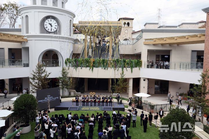 [부산=뉴시스] 하경민 기자 = 대규모 확장·새단장을 마무리하고 새롭게 문을 연 부산 기장군 신세계사이먼 부산 프리미엄 아울렛에서 12일 그랜드 오픈 기념식이 열린 가운데 내외빈들이 축하 테잎을 자르고 있다. 2024.09.12. yulnetphoto@newsis.com