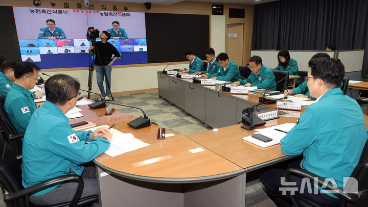 [세종=뉴시스] 강종민 기자 = 김종구 농림축산식품부 농업혁신정책실장이 12일 세종시 정부세종청사 농식품부 재난상황실에서 강원 양구군의 한 한우농장에서 발생한 럼피스킨 관련 가축질병방역대책본부 회의를 주재하고 있다. 2024.09.12. ppkjm@newsis.com