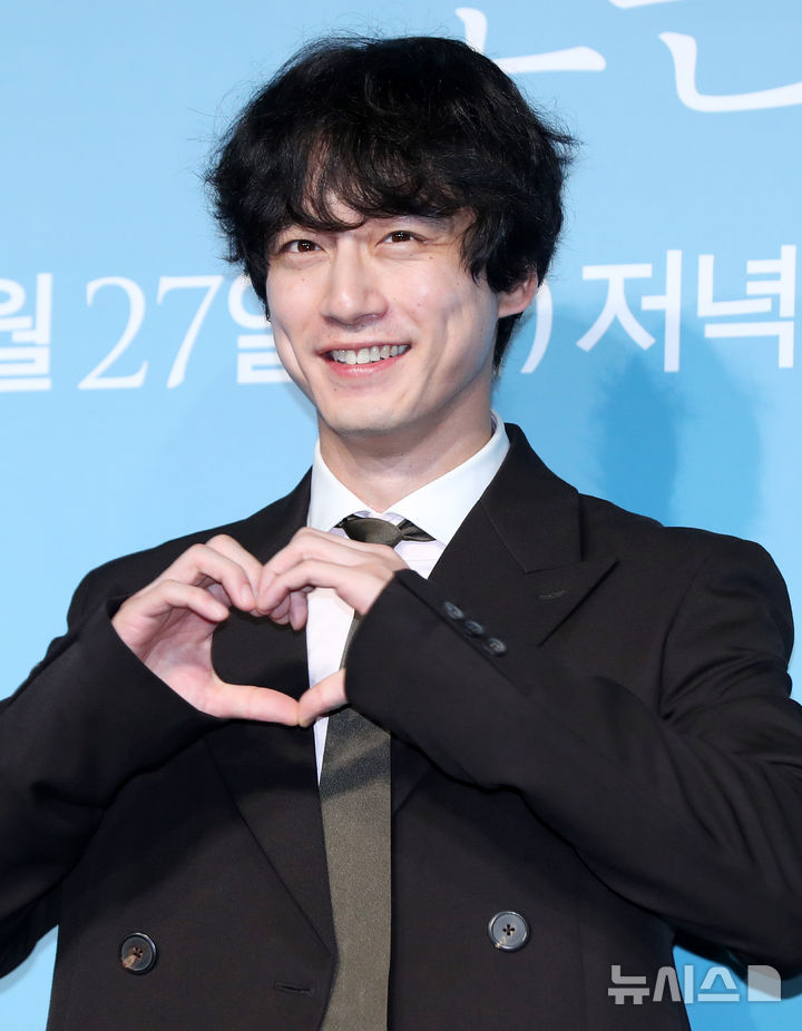 [서울=뉴시스] 김혜진 기자 = 배우 사카구치 켄타로가 12일 오전 서울 중구 웨스틴조선에서 열린 쿠팡플레이 시리즈 '사랑 후에 오는 것들'(감독 문현성) 제작발표회에서 포즈를 취하고 있다. '사랑 후에 오는 것들'은 운명 같던 사랑이 끝나고, 모든 것을 잊은 여자 홍(이세영)과 후회로 가득한 남자 준고(사타구치 켄타로)의 사랑 후 이야기를 그린 감성 멜로드라마다. 오는 27일 공개. 2024.09.12. jini@newsis.com