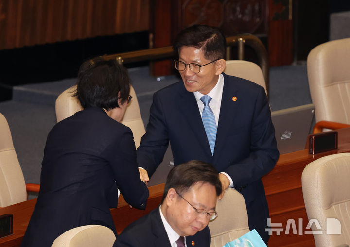 [서울=뉴시스] 고승민 기자 = 김문수 고용노동부 장관이 12일 서울 여의도 국회에서 열린 제418회국회(정기회) 제7차 본회의 대정부질문(교육·사회·문화)에서 의원과 인사하고 있다. 2024.09.12. kkssmm99@newsis.com