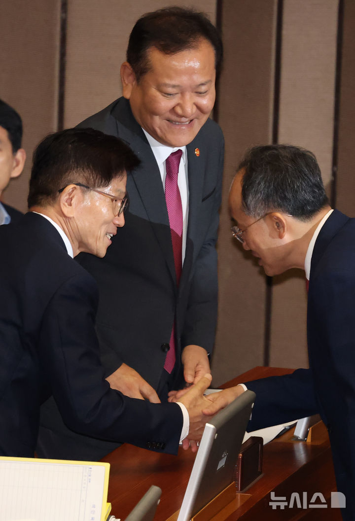 [서울=뉴시스] 고승민 기자 = 추경호 국민의힘 원내대표가 12일 서울 여의도 국회에서 열린 제418회국회(정기회) 제7차 본회의 대정부질문(교육·사회·문화)에서 김문수 고용노동부 장관과 인사하고 있다. 2024.09.12. kkssmm99@newsis.com