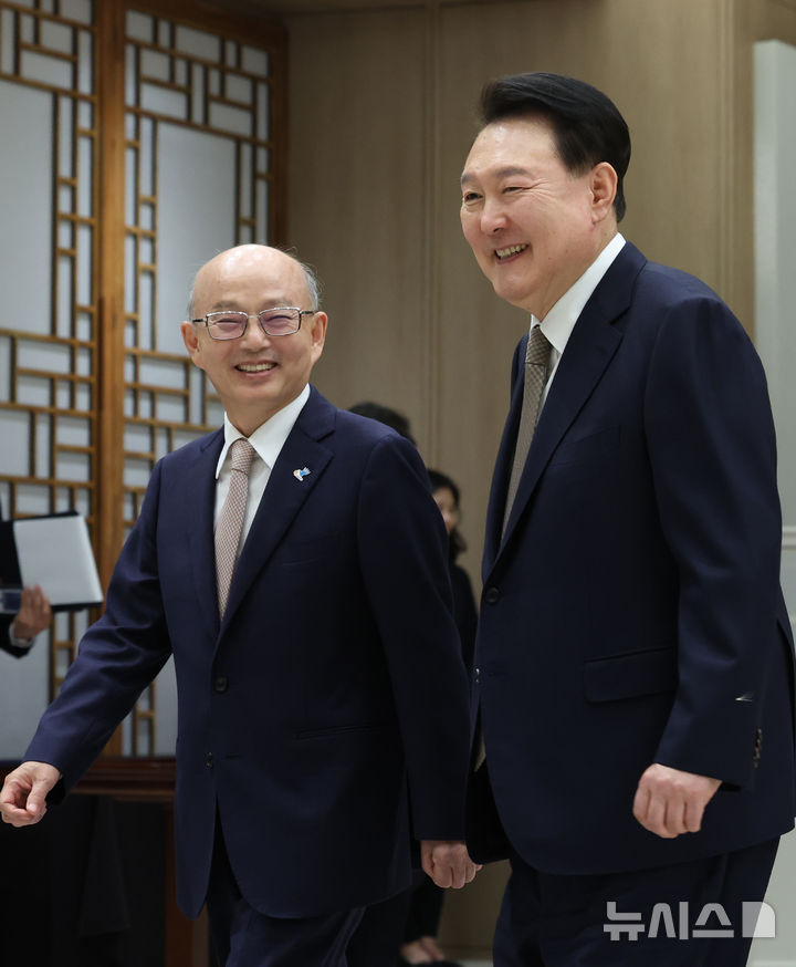 [서울=뉴시스] 조수정 기자 = 윤석열 대통령이 12일 서울 용산 대통령실 청사에서 열린 안창호 국가인권위원장 임명장 및 서승환 국민경제자문회의 부의장, 최양희 국가과학기술자문회의 부의장, 유일호 규제개혁위원회 위원장 위촉장 수여식을 마친 뒤 안 신임 위원장과 함께 환담장으로 향하고 있다. 2024.09.12. chocrystal@newsis.com