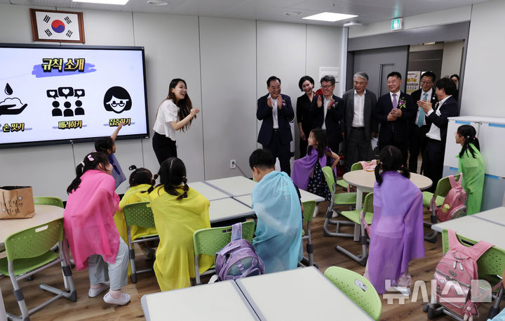 [부산=뉴시스] 하경민 기자 = 12일 부산 강서구 명지늘봄전용학교에서 열린 전국 첫 늘봄 전용 교육시설 개교식에 참석한 내외빈들이 놀이예술 수업 모습을 둘러보고 있다.  명지늘봄전용학교는 강서구 명지동 내 남명초등학교 등 7개 초등학교 학생 총 400명을 교육할 수 있도록 20개 모듈러 교실을 설치해 건립됐다. 2024.09.12. yulnetphoto@newsis.com