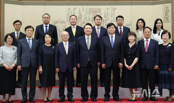 [서울=뉴시스] 조수정 기자 = 윤석열 대통령이 12일 서울 용산 대통령실 청사에서 열린 안창호 국가인권위원장 임명장 및 서승환 국민경제자문회의 부의장, 최양희 국가과학기술자문회의 부의장, 유일호 규제개혁위원회 위원장 위촉장 수여식에서 참모진과 함께 기념촬영을 하고 있다. 앞열 왼쪽부터 최 부의장 배우자, 최 부의장, 안 위원장 배우자, 안 위원장, 윤 대통령, 서 부의장, 서 부의장 배우자, 유 위원장, 유 위원장 배우자, 뒷열 왼쪽부터 이정민 인사제도비서관, 박상욱 과학기술수석, 전광삼 시민사회수석, 김주현 민정수석, 장상윤 사회수석, 유혜미 저출생대응수석, 정혜전 대변인. 2024.09.12. chocrystal@newsis.com