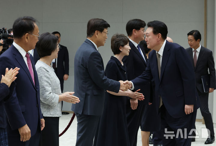 [서울=뉴시스] 조수정 기자 = 윤석열 대통령이 12일 서울 용산 대통령실 청사에서 열린 안창호 국가인권위원장 임명장 및 서승환 국민경제자문회의 부의장, 최양희 국가과학기술자문회의 부의장, 유일호 규제개혁위원회 위원장 위촉장 수여식에 입장하며 최 신임 부의장과 악수하고 있다. 2024.09.12. chocrystal@newsis.com