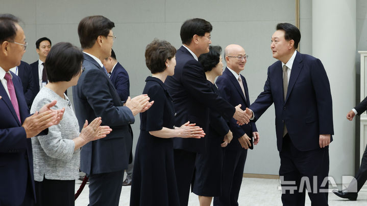 [서울=뉴시스] 조수정 기자 = 윤석열 대통령이 12일 서울 용산 대통령실 청사에서 열린 안창호 국가인권위원장 임명장 및 서승환 국민경제자문회의 부의장, 최양희 국가과학기술자문회의 부의장, 유일호 규제개혁위원회 위원장 위촉장 수여식에 입장하며 서 신임 부의장과 악수하고 있다. 2024.09.12. chocrystal@newsis.com