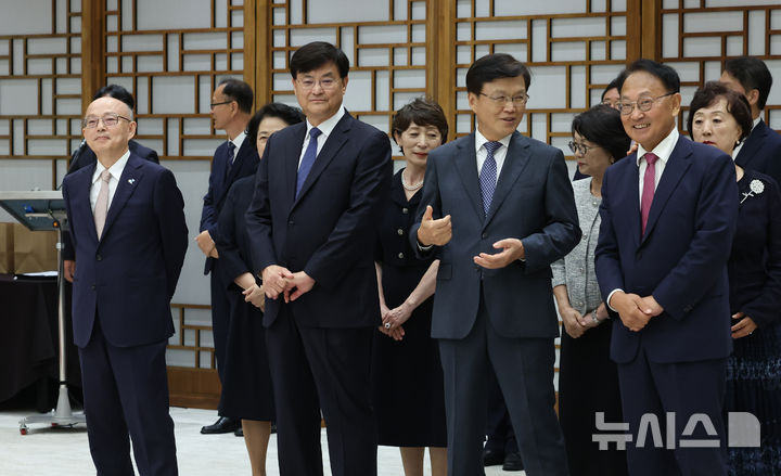 [서울=뉴시스] 조수정 기자 = 안창호(앞열 왼쪽부터) 국가인권위원장, 서승환 국민경제자문회의 부의장, 최양희 국가과학기술자문회의 부의장, 유일호 규제개혁위원회 위원장이 12일 서울 용산 대통령실 청사에서 열린 윤석열 대통령의 임명장 및 위촉장 수여식을 기다리며 대화하고 있다. 2024.09.12. chocrystal@newsis.com