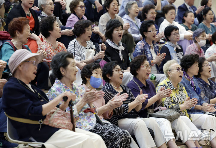 [서울=뉴시스] 지난해 9월 12일 서울 종로구 서울역사박물관에서 열린 제2회 이산가족의 날 기념 '희미한 기억, 짙은 그리움' 전시 개막식에서 이산가족들이 노래 '고향의 봄' 제창을 하는 모습. (사진=뉴시스 DB) 2024.09.12. photo@newsis.com