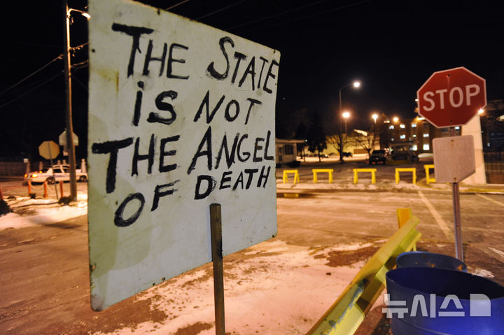 [AP/뉴시스] 인디애나주립 교도소가 있는 미시간시티 앞에서 2009년 사형제도 반대 시위대가 "주 정부는 죽음의 천사가 아니다"란 팻말을 들고 농성 시위를 하고 있다. 이날 에릭 링클 사형수의 처형 이후 이곳에서는 15년 만에 18일 사형수 코코란의 사형이 집행된다. 2024. 12. 16. 