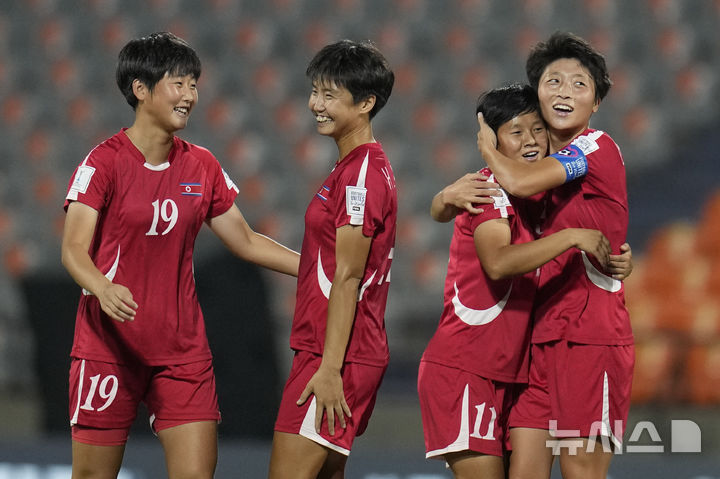 [메데인=AP/뉴시스] '2024 국제축구연맹(FIFA) 20세 이하(U-20) 여자 월드컵' 16강에소 오스트리아를 꺾은 북한 U-20 여자 대표팀. 2024.09.12.