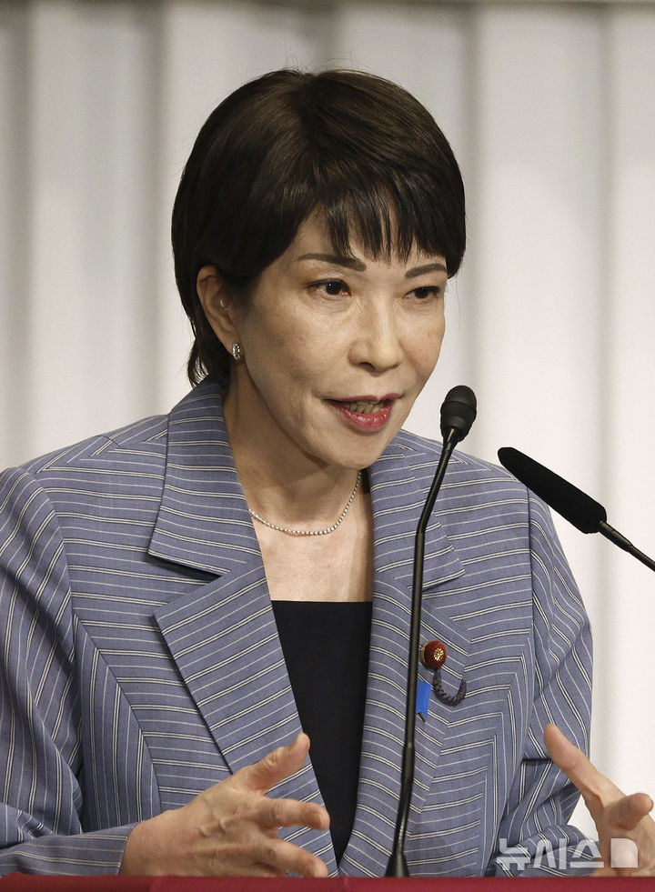 [도쿄=AP/뉴시스]일본의 차기 총리 자리에 오를 집권 자민당 선거전이 이번 주 본격적으로 막이 오를 전망이다. 현지 언론들은 주요 후보 4명이 이번 주 출마 기자회견에 나설 것으로 보고 있다. 사진은 유력 후보인 다카이치 사나에 전 경제안보상이 지난해 9월 13일 도쿄 자민당 본부에서 열린 공동 기자회견에서 발언하고 있는 모습. 2025.09.15.