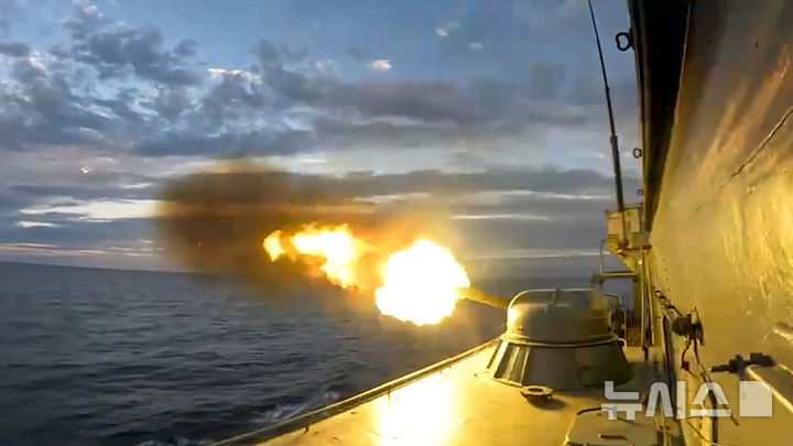 [모스크바=AP/뉴시스]러시아 국방부가 제공한 사진에 2014년 9월12일 중국과의 해상·공중 합동훈련인 '오션 2024'에 참여한 러시아 군함이 함포를 발사하고 있다. 중국과 러시아 해군이 8월 러시아 블라디보스토크 인근 해상과 공역에서 합동훈련을 실시할 예정이라고 장샤오강 중국 국방부 대변인이 30일 밝혔다. 2025.07.30.