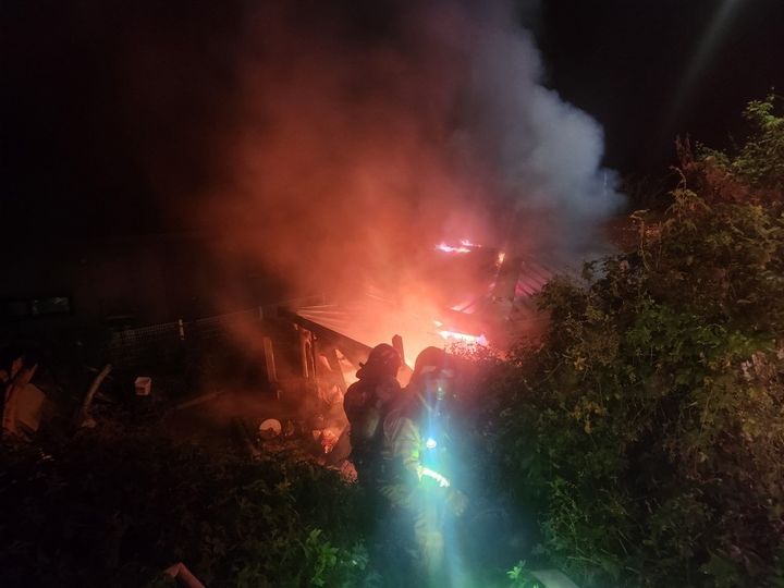 13일 충남 부여군 장암면의 한 단독주택에서 불이 나 소방대원들이 진화에 나서고 있다. (사진=부여소방서 제공) 2024.09.13. *재판매 및 DB 금지