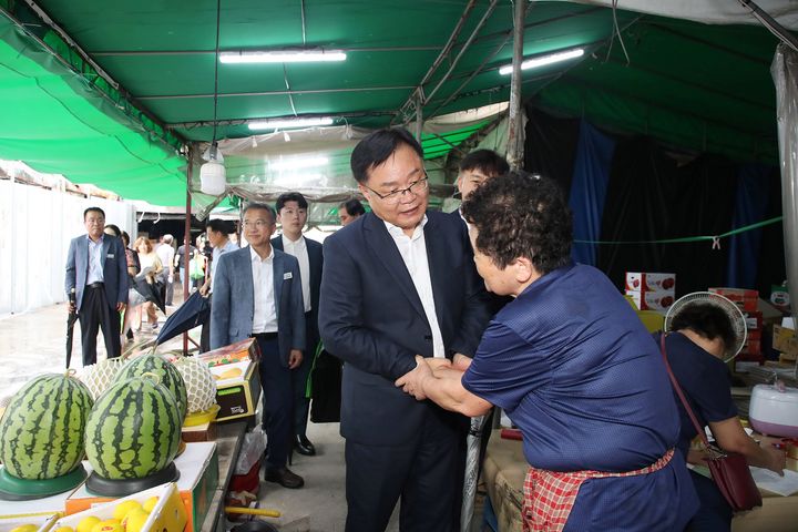 [창원=뉴시스] 홍남표 경남 창원시장이 지난 3일 화재 사고가 발생한 마산어시장 청과시장을 찾아가 상인들에게 위로의 말을 전하고 있다. (사진=창원시청 제공). 2024.09.13. photo@newsis.com *재판매 및 DB 금지