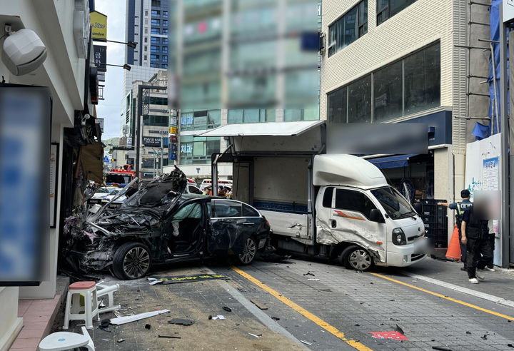 [부산=뉴시스] 12일 오후 1시11분께 부산 해운대구청 인근 일반통행로를 달리던 승용차가 정차 중인 화물차를 들이받은 데 이어 인도로 돌진해 보행자 2명을 치어 숨지게 하는 사고가 발생했다.  (사진=부산소방재난본부 제공) 2024.09.12. photo@newsis.com *재판매 및 DB 금지