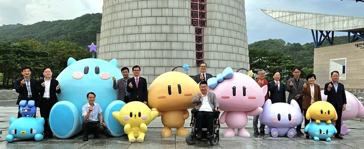 [대전=뉴시스]12일 엑스포과학공원 한빛탑 앞에서 꿈돌이, 꿈순이를 비롯한 꿈씨패밀리 신규 조형물 제막식을 갖고 있다. 2024. 09. 13 *재판매 및 DB 금지