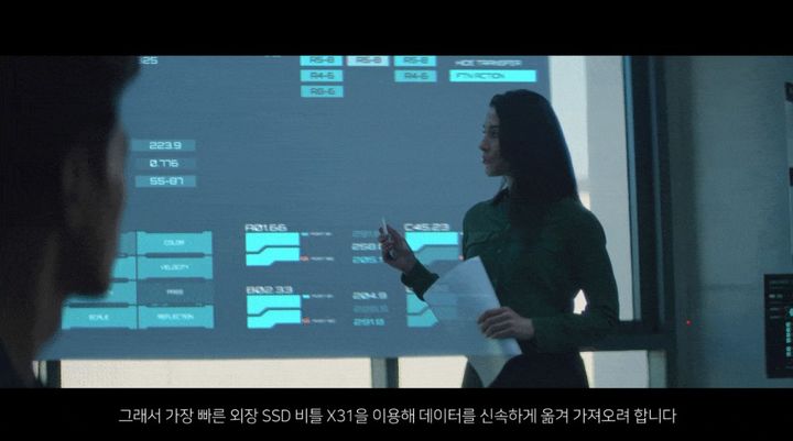 [서울=뉴시스]SK하이닉스는 지난달 초 미국 시장에 공개한 소비자용 외장형 데이터 저장장치인 포터블 SSD(솔리드스테이트드라이브) '비틀(Beetle) X31'의 광고가 뜨거운 반응을 얻고 있다고 13일 밝혔다. (사진=SK하이닉스 뉴스룸 캡쳐) photo@newsis.com *재판매 및 DB 금지