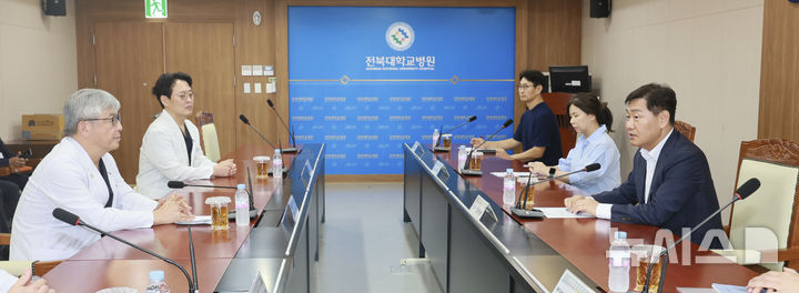 [전주=뉴시스] 김관영 전북특별자치도지사는 13일 전북대학교병원을 방문해 의료진들을 격려하고, 응급의료체계를 점검했다. 2024.09.13 (사진= 전북자치도 제공) *재판매 및 DB 금지