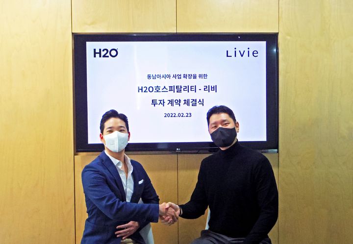 [서울=뉴시스] (왼쪽부터) H2O호스피탈리티 이웅희 대표, 리비 마이클 신 공동대표 (사진=H2O호스피탈리티) photo@newsis.com *재판매 및 DB 금지