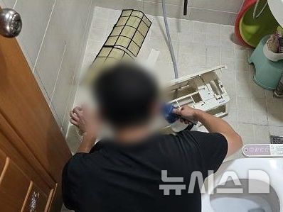 [제주=뉴시스] 제주보호관찰소 사회봉자 명령 대상자가 13일 도내 한 범죄 피해자 가정을 찾아 에어컨 청소 특기를 살린 사회봉사를 하고 있다. (사진=제주보호관찰소 제공) 2024.09.13. photo@newsis.com