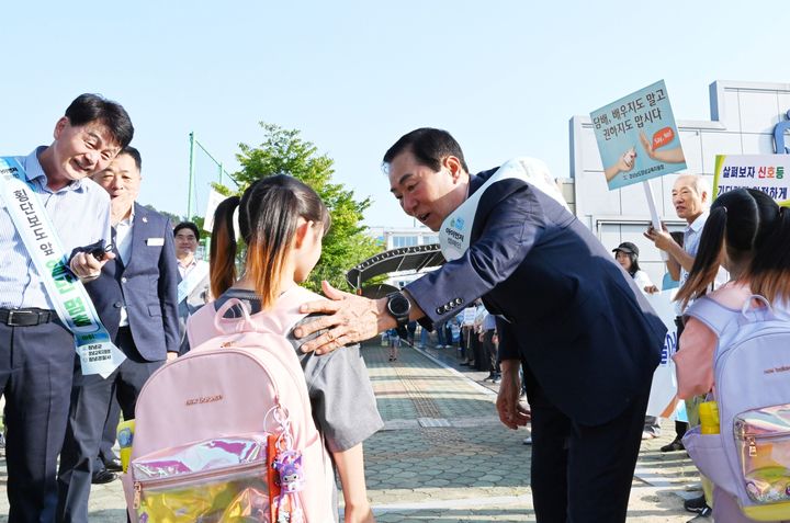 [창녕=뉴시스] 안지율 기자 = 성낙인 경남 창녕군수가 13일 창녕읍 명덕초등학교 앞에서 아이먼저 어린이 교통안전 캠페인을 하고 있다. (사진=창녕군 제공) 2024.09.13. photo@newsis.com *재판매 및 DB 금지