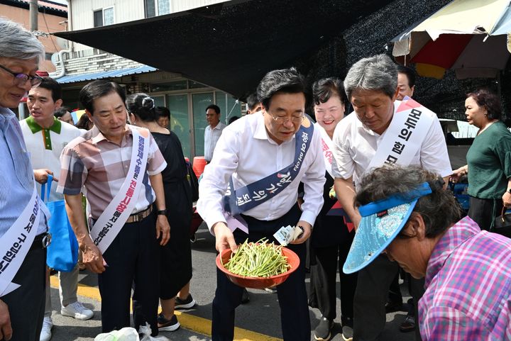 [창녕=뉴시스] 안지율 기자 = 국민의힘 박상웅 의원이 13일 경남 창녕군 창녕읍 전통시장에서 추석맞이 전통시장 장보기 행사를 하고 있다. (사진=창녕군 제공) 2024.09.13. photo@newsis.com *재판매 및 DB 금지